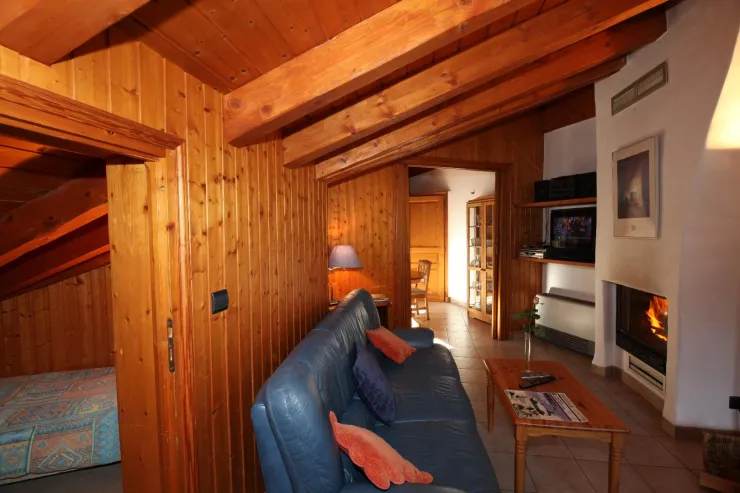 Living room and fireplace, on the left the alcove 2 beds in the back the dining area sliding door between the two