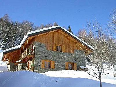 Les façades sud et est vues du parking sur le chemin d'accès au chalet.