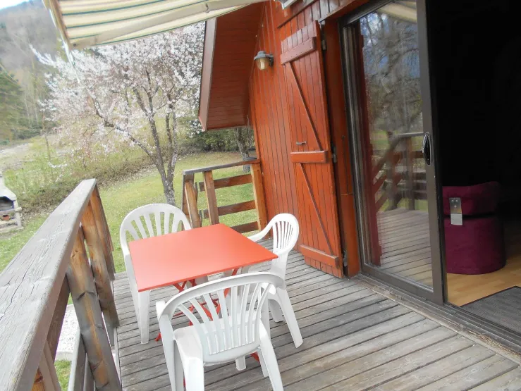 grande terrasse avec table et store