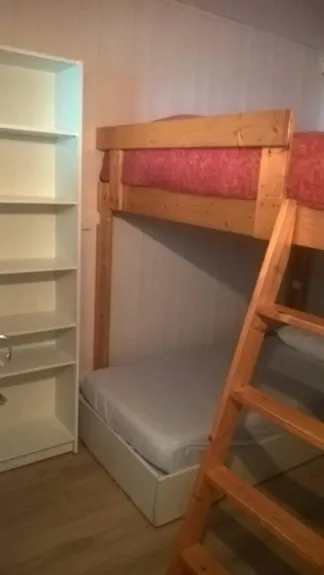 Chambre fermée avec 1 lit à étage avec à l'étage supérieur 2 matelas de 90 X 190 accolés et en dessous 1 matelas de 90 X 190   