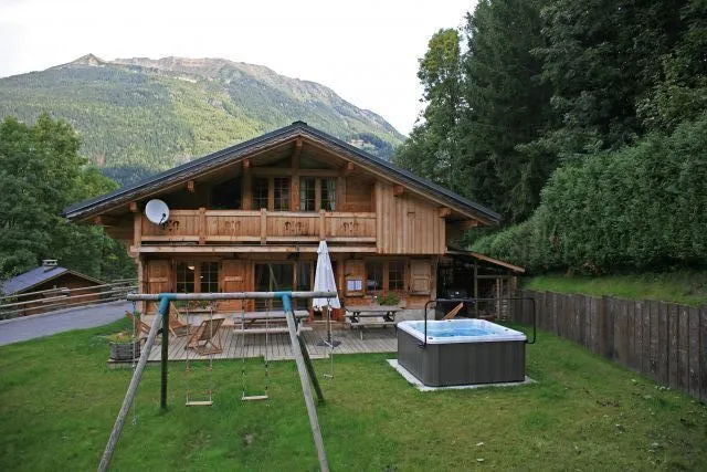 Front of the chalet: terrace, swing, jacuzzi