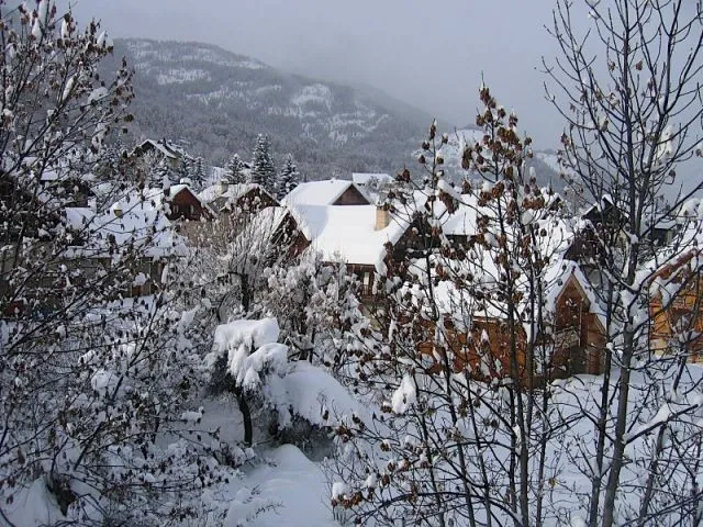 Rien de plus beau que la ouate qui recouvre le village ! Vous aimerez y mettre l'empreinte de vos pas et prendre le temps d'un balade vers le Villaret, tout au bout du village des Prés. 
