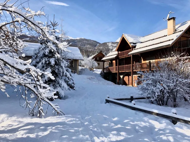 Le chalet sous la neige et un beau ciel bleu.