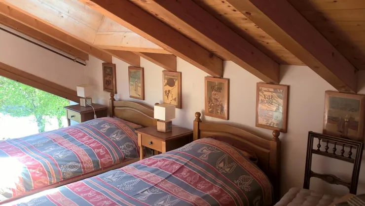 Tintin room, 2 single bed but we can put them as a queen size bed.