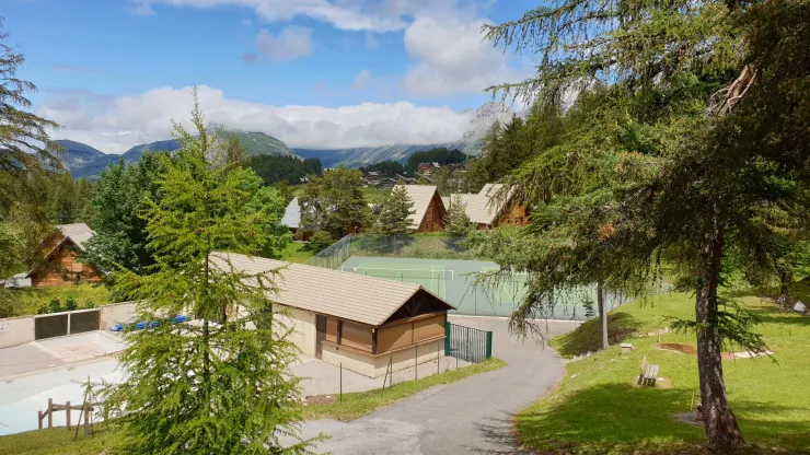 tennis, piscine, mini golf, accro branche,  table de ping pong, jeux de boules et raquettes de ping pong à disposition