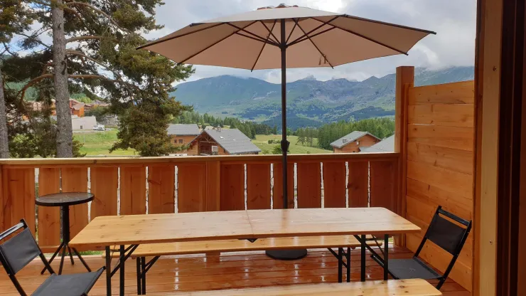 terrasse conviviale avec vue sur le massif du grand Ferrand 2758m