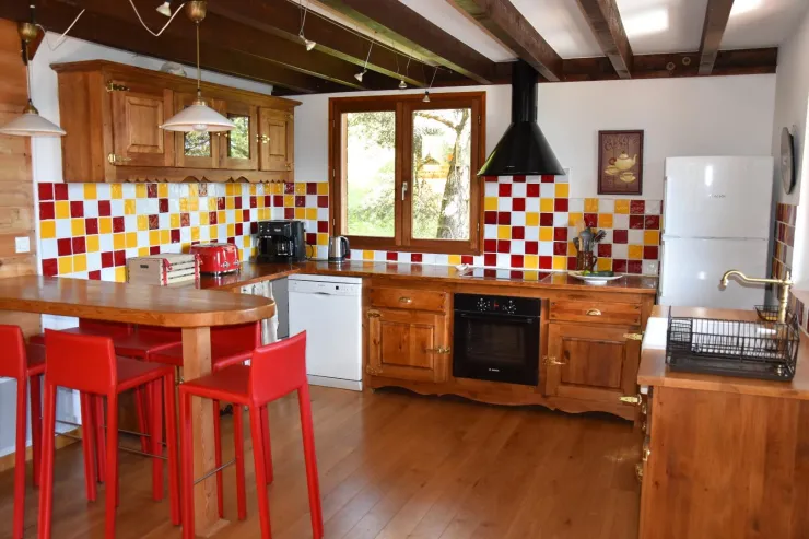 The kitchen and its bar