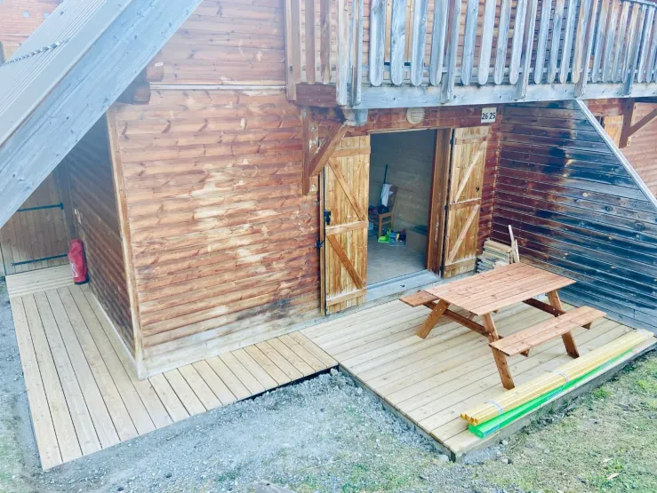 Terrasse autour du chalet