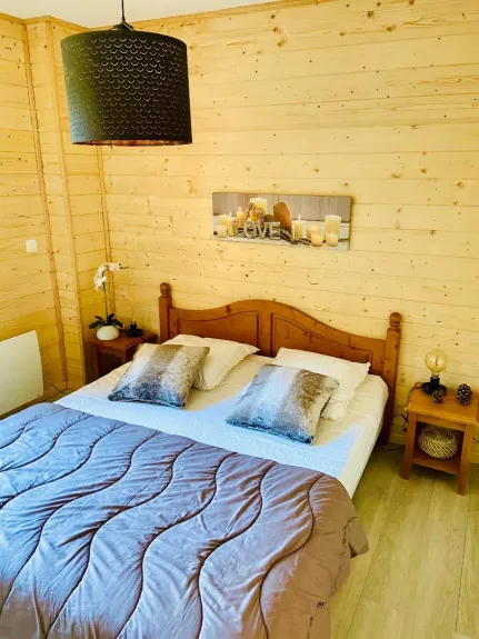 Chambre entièrement lambrissée avec radiateur à inertie