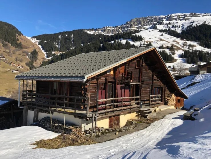 The main terrace is in a very quiet, south-facing and mountainside. The departure to the ski resort can be made from here (good skiers - the slope is rated red/black). 