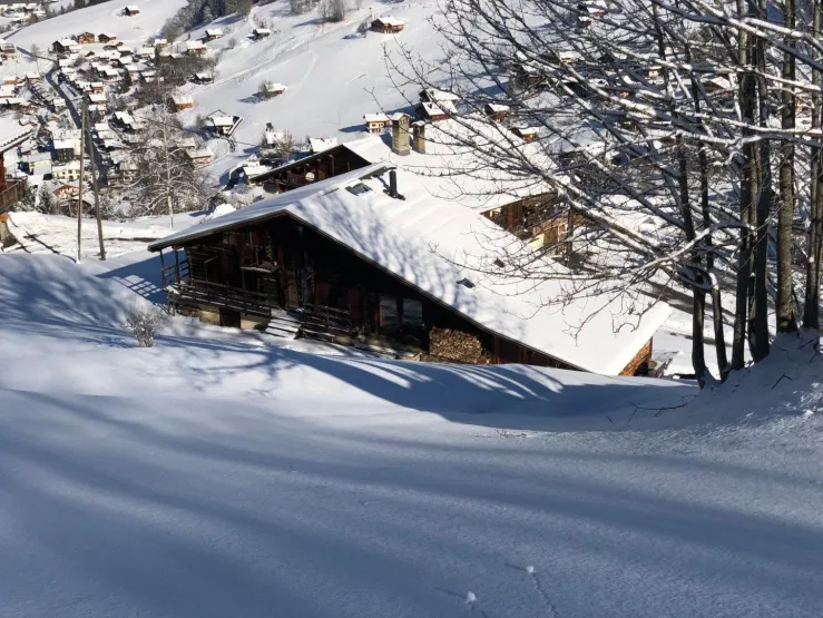 The chalêt is located next to the "Grand Mont" ski slopes in the charming hamlet "Les Envers", 1200m altitude, less than 2 km from the church of Arêches