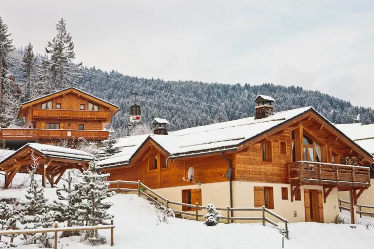 View of Jamais Bleu from the piste - Moretta Blanche
