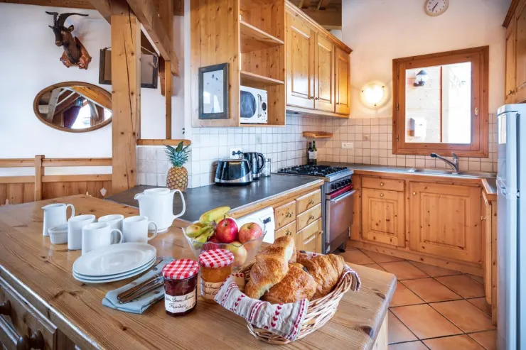 Kitchen with Nespresso Machine, Toaster, Kettle, Oven Microwave, dishwasher