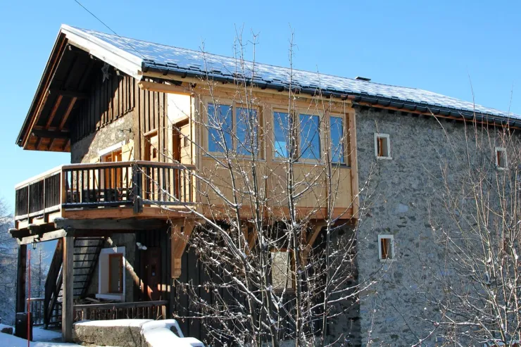 Vue sur la coursive côté Est. Rangement skis, vêtements, chaussures assuré.