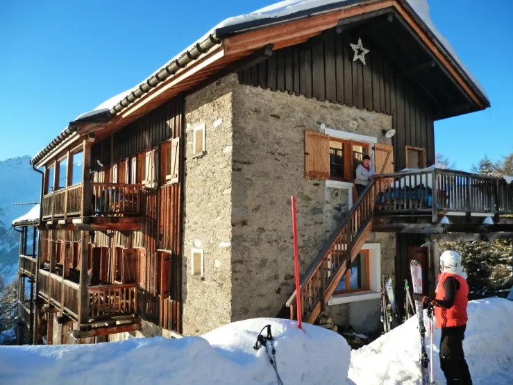 Le chalet l'hiver. Accès et départ à skis.
