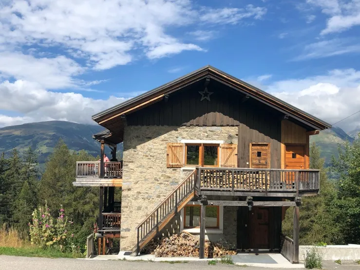 L'appartement : vue magnifique l'été sur les montagnes environnantes : pas d'obstacles !