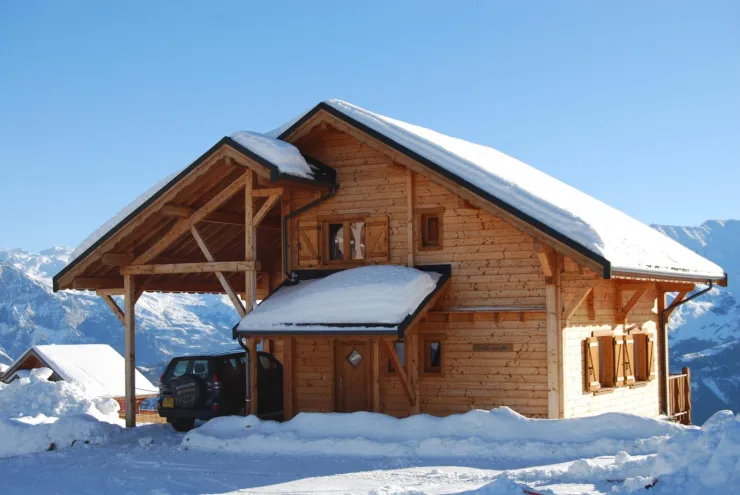 le stationnement se fait devant le chalet