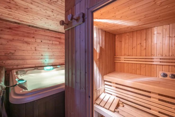 Relaxation area on the ground floor, with sauna, jacuzzi and shower.