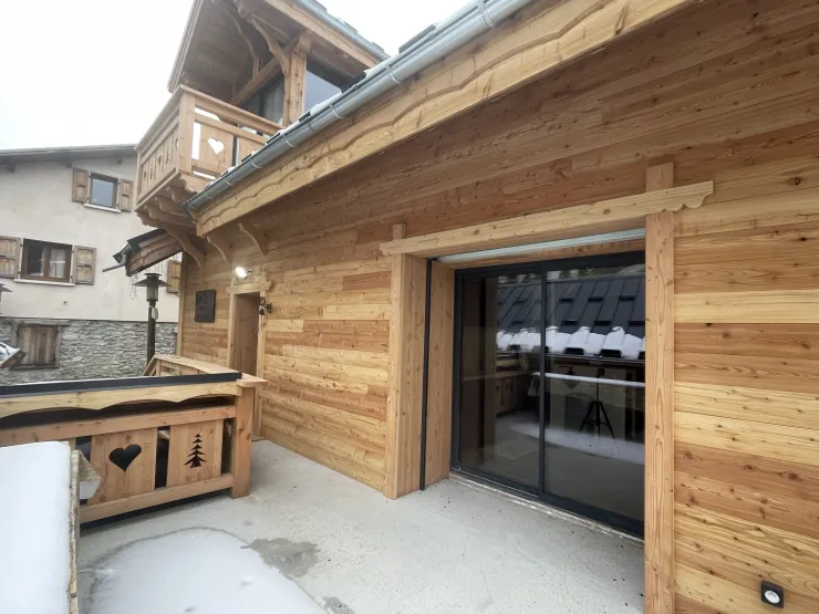 Façade nord, avec terrasse privative.