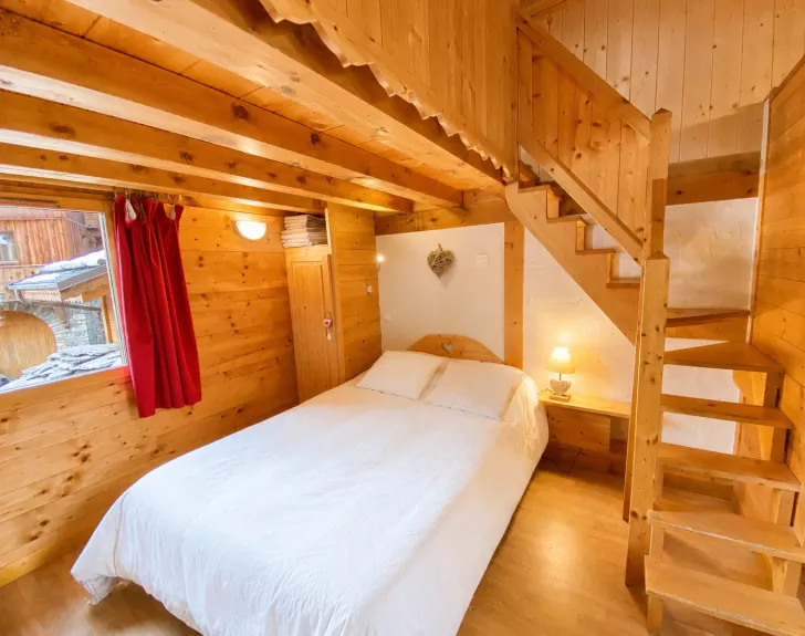 Chambre au RDC avec 1 lit double et 2 lits simples à l'étage, une douche et 1 lavabo 