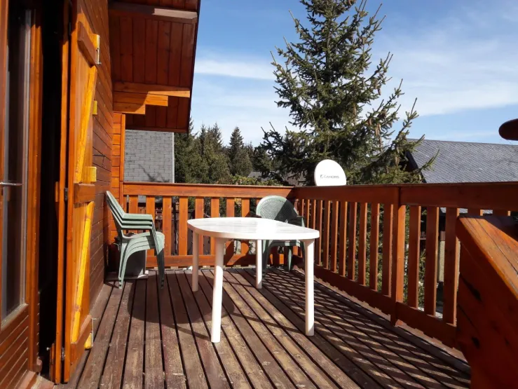 Vue sur Terrasse avec salon de jardin 6 chaises ( balcon ensoleillé en été jusqu'à 14h)