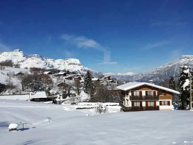 In the background, view of the Chaine des Aravis mountains