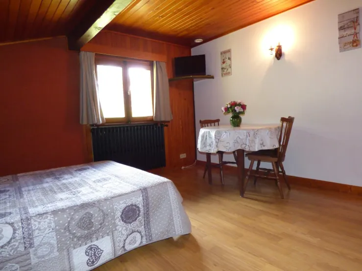 Table, chairs and TV in the main room