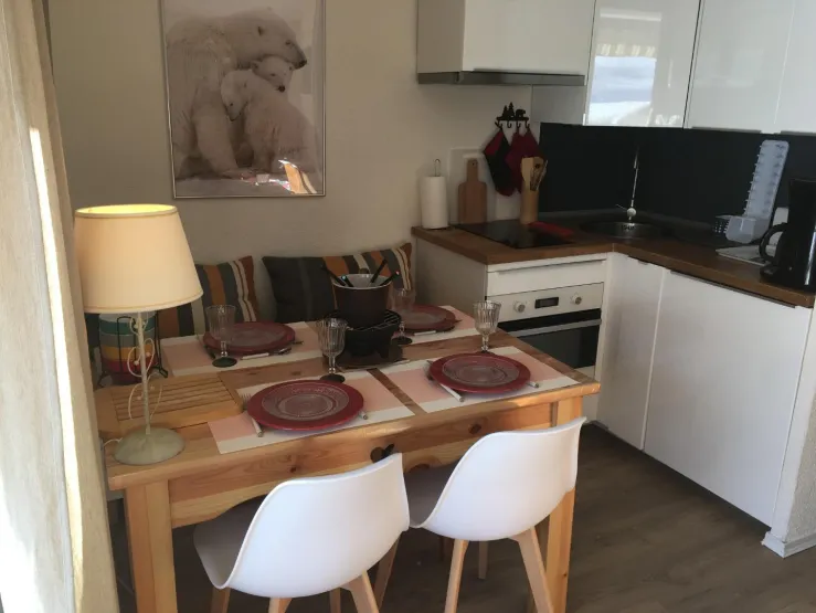Côté cuisine et table à manger.