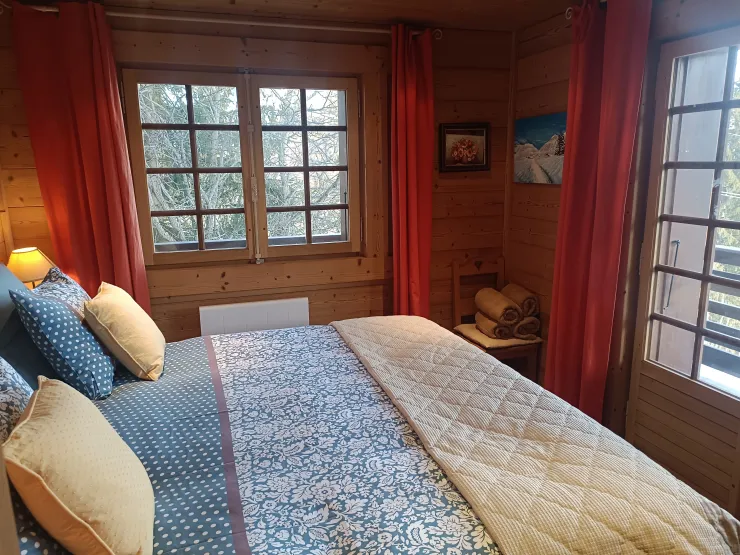 Main sleeping room .Exposure East , French window .Exposure North window