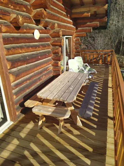 Terrasse du 1er étage avec grande table et transats