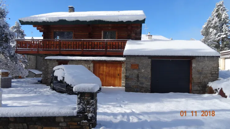 Arrivée au chalet : 4 places de parking et un garage avec une table de ping-pong.