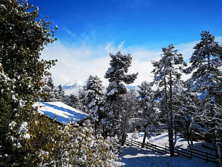 Vue de la terrasse du 1er sur la chaîne du Cambre d'Aze.