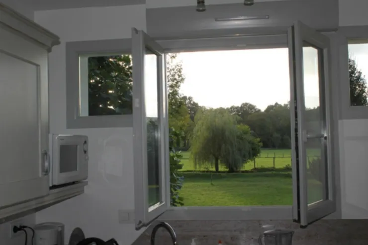 Vue depuis la fenêtre de la cuisine ouverte.