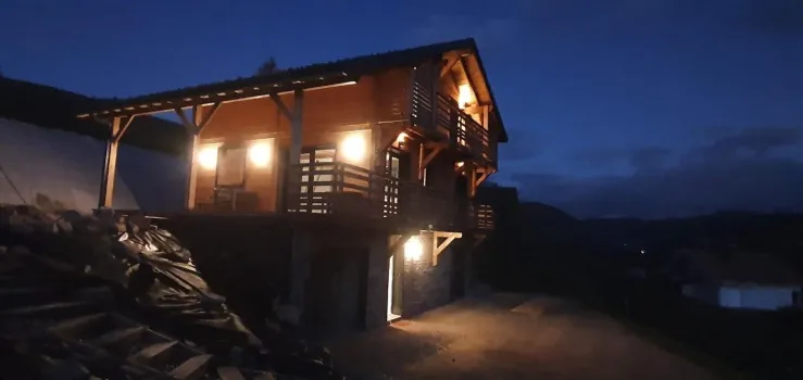 Chalet Milien de nuit 