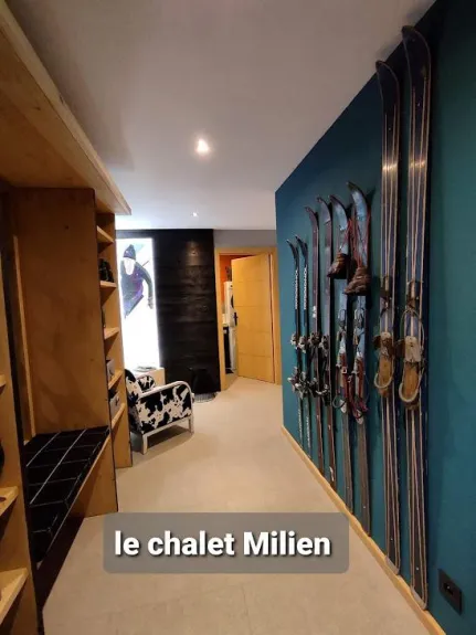 On ouvre la porte et voilà l'entrée ...bienvenue chez vous , meuble dressing pour ranger vos casques, gants , bonnets , vestes ...dans une ambiance ski , réalisé par des amoureux et passionnés de la montagne ...