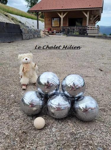 Entre amis où en famille , pour la joie des enfants terrain de boules  à disposition .