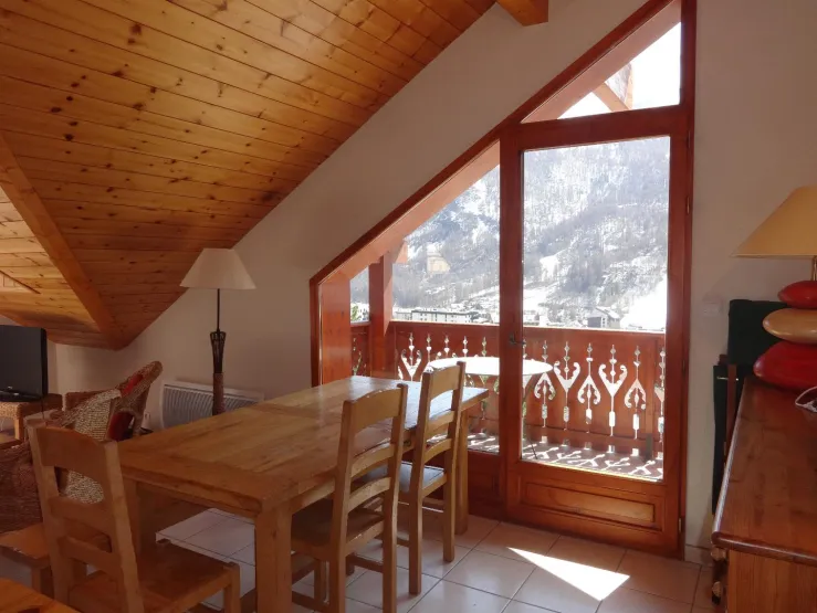Espace repas avec accès balcon exposé Sud