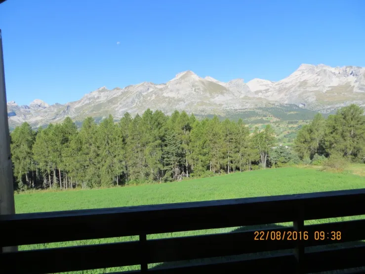 Vue sur les montagnes l'été depuis l'étage