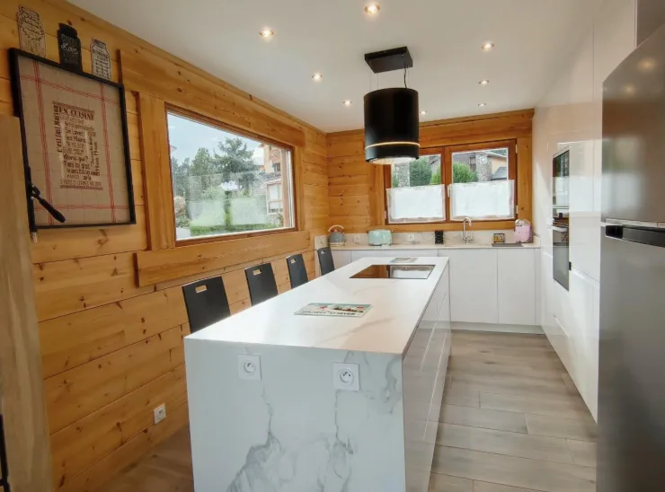 Cuisine ouverte sur salle à manger avec 4 chaises hautes 