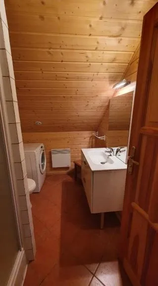 Salle d'eau à l'étage avec WC et lave-linge séchant .
