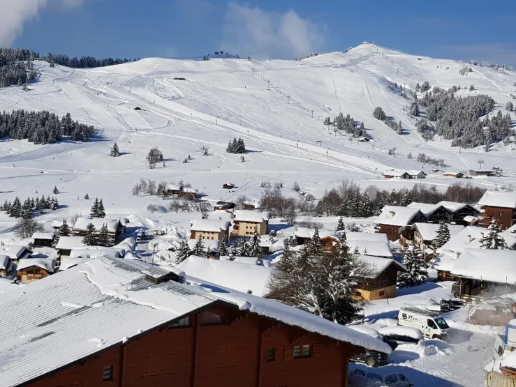 vue du balcon sur les pistes de bizanne