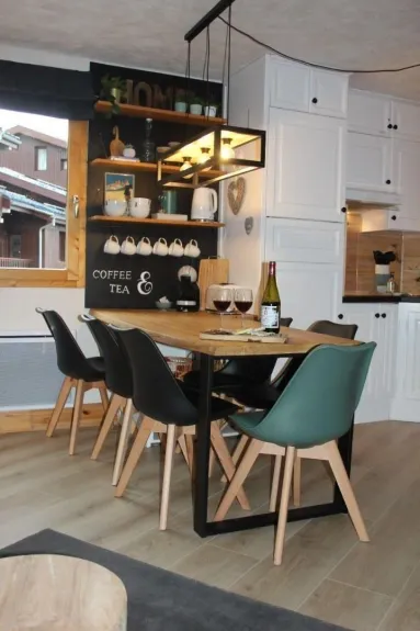 Table 6 people - Coffee & tea bar (dolce gusto machine / kettle).