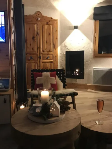 Living room ( cabinet with raclette / fondue / croque monsieur machine / crêpe party + bio éthanol fireplace) 