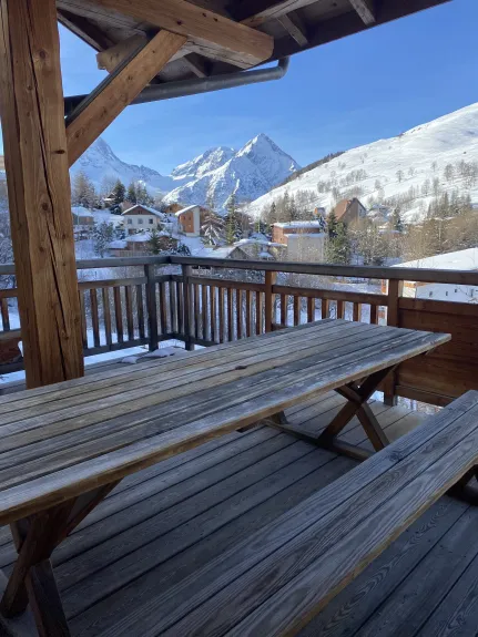 Magnifique panorama sur les montagnes de la terrasse