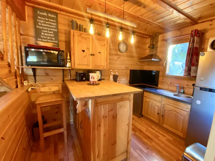 Fully equipped kitchen : oven, refrigerator/freezer, dishwasher, toaster, Nespresso and filter coffee maker, microwave, kettle, raclette and fondue machines, plancha