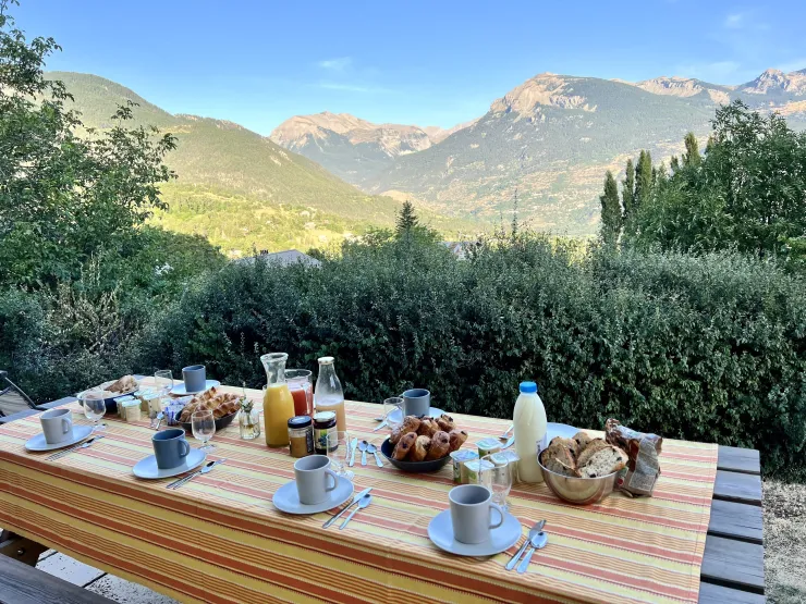 Terrasse avec vue panoramique sur la chaîne des Ecrins