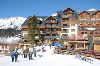Au sein de la résidence Le Grenier, centre station, nous vous proposons un grand appartement duplex 8/10 couchages, au 5 ème et dernier étage, Skis aux pieds