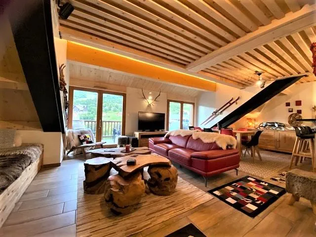 La pièce principale se compose d'un coin salon avec 3 canapes (dont deux transformables en couchages) et 2 fauteuils, d'un coin salle à manger avec table et chaises