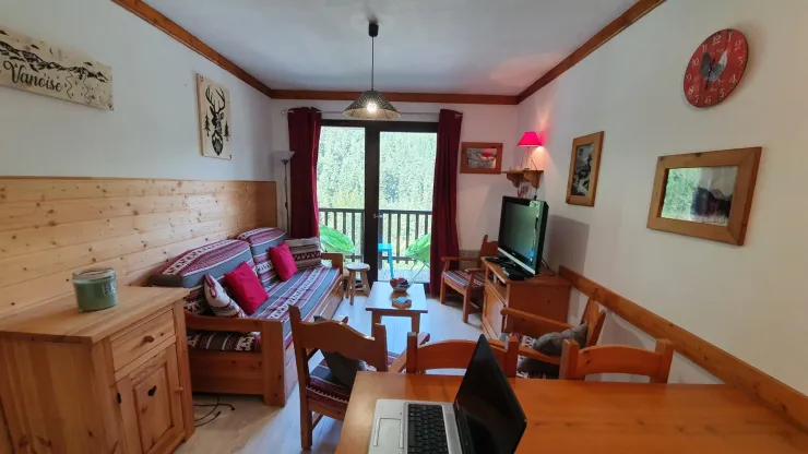 Séjour avec lit gigogne (vue depuis la cuisine)