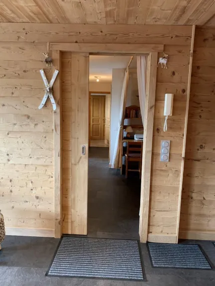 Partie nuit séparée par une porte coulissante